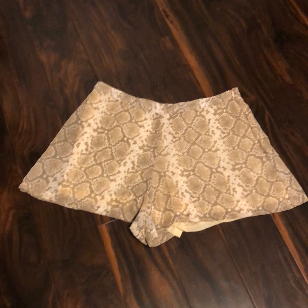 Buffalo D.B. snake pattern, cream shorts size S/P